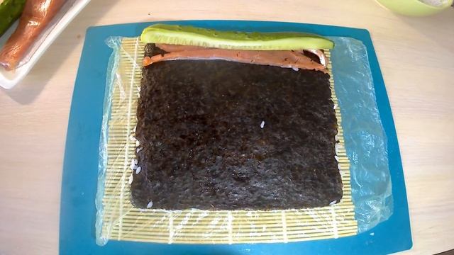 Роллы с красной рыбой и огурцом. Готовим дома просто и быстро. смотреть онлайн
