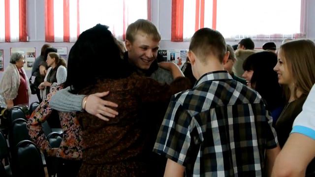 Выпускники школы с благодарностью.MOV смотреть онлайн