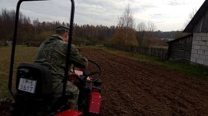 МТЗ 132-Н пашет огороды!!!
