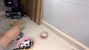 Простой и вкусный пирог из овсянки на кефире с ягодой!