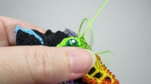 Как расшиваю бисером вязаные крючком элементы на поверхности сумки