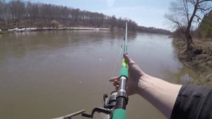 РЫБАЛКА на реке Иня спиннинг удочка экраны с моста
