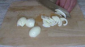 Салат из жареной картошки.Можно как основное блюдо на ужин. Очень вкусно просто на скорую руку.