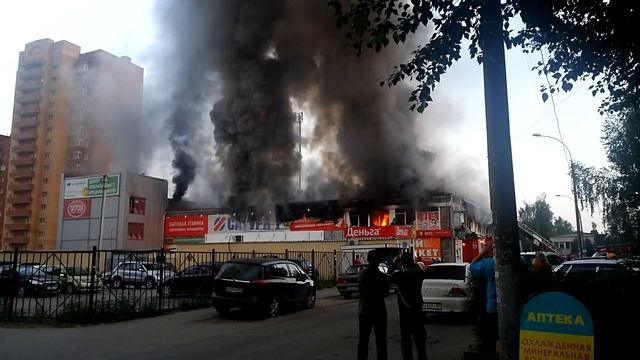 Пожар в ТЦ Союз, Закамск 1 смотреть онлайн