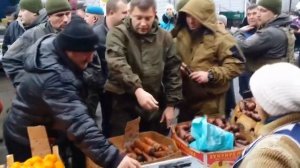 Как Захарченко на рынке весы проверял