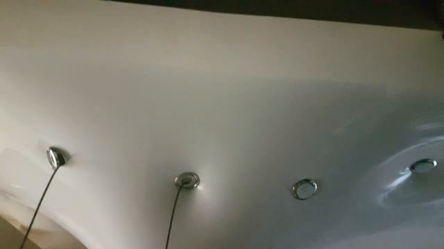 ЗАТОПИЛИ СОСЕДИ, сколько воды выдерживает натяжной потолок. Как слить воду одному. смотреть онлайн