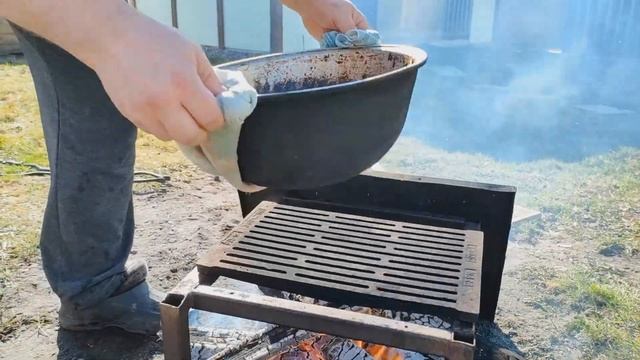 Шурпа из свиных рёбрышек на костре в казане.