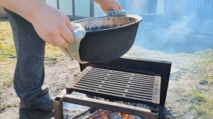 Шурпа из свиных рёбрышек на костре в казане.