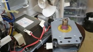 Не накрыл я крышкой пищу СВЧ искрит теперь Микроволновка заискрила разогрев не запустила
