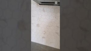 Фартук на кухне из керамогранитной мозаики.