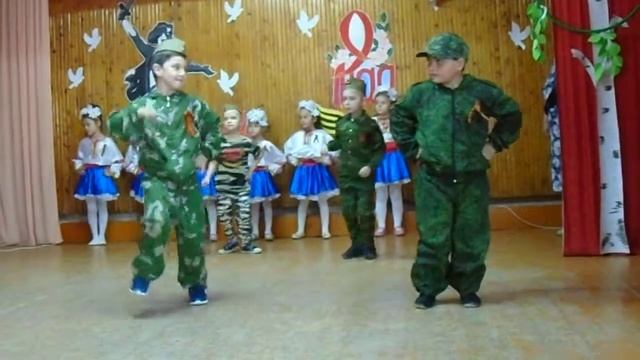 9 МАЯ. " Смуглянка."  Танцуют мальчики старшей группы д/с с. Раздольного.