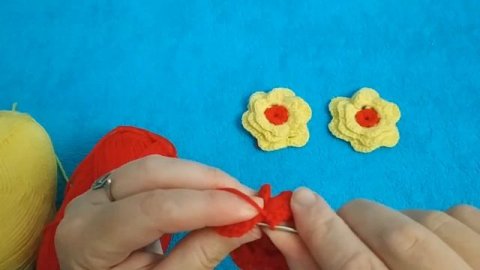 Цветочек крючком для украшения тапочек
