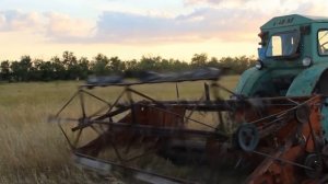 Сенокос. Трактор Т40 с жаткой от комбайна. Косим задом на перед)