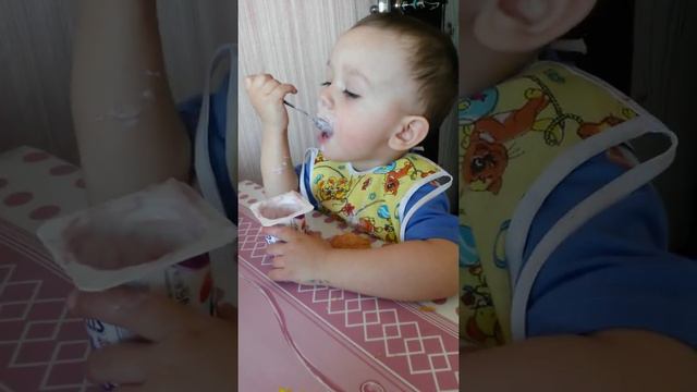 Джанго просит кусочек А сАНЕК ПЕРВЫЙ РАЗ ДЕРЖИТ ЛОЖКУ смотреть онлайн