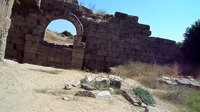 Руины в песке .Сиде, закопанные  и откопанные античные Руины Турции