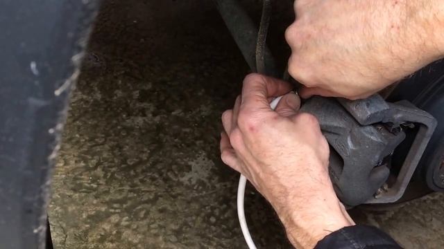 Range Rover Evoque Ленд Ровер Эвок 2,2 2011 года Замена тормозной жидкости смотреть онлайн