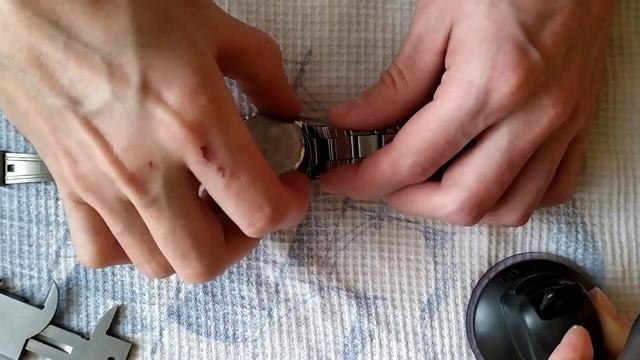 как открутить крышку часов для замены батарейки.