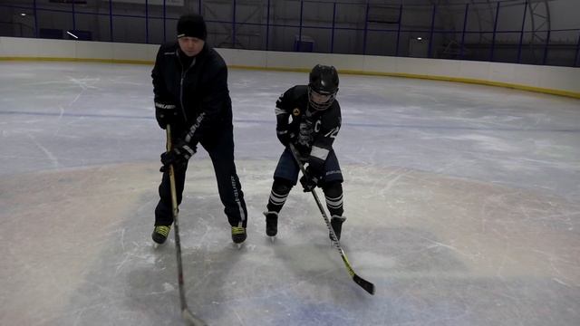 Видео уроки по хоккею с шайбой. 2-е занятие. Упражнения с клюшкой смотреть онлайн