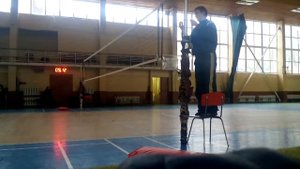 Установка волейбольной сетки к соревнованию.