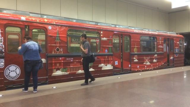 Метропоезд 81-710 «FIFA World Cup 2018» на станции Котельники смотреть онлайн