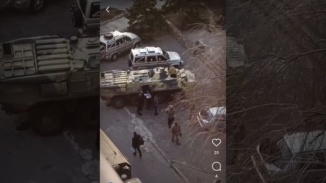 В Энергодаре российские военнослужащие разрешили на радость местной детворе полазать по технике.