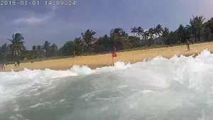 Огромные волны на пляже Karone остров Пхукет