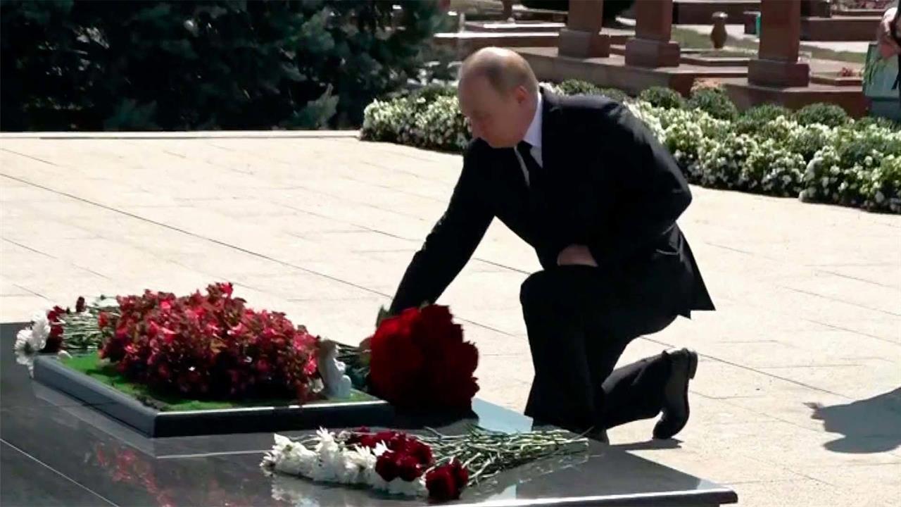 Владимир Путин посетил в Беслане мемориал, где похоронены жертвы теракта в сентябре 2004 года