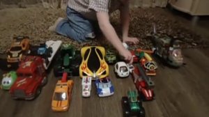 Петя играет в машинки и показывает свои машины.Peter plays with his toy cars and shows their cars.