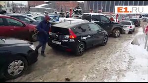 Автомобилисты вновь застряли в пробке на платной парковке у жд вокзала Екатеринбурга