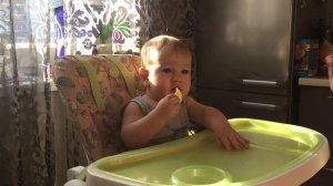 ТЕМА КУШАЕТ СЫР МАЛЫШУ 10 МЕСЯЦЕВ