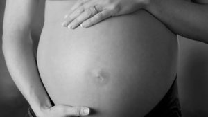 ШЕВЕЛЕНИЕ ПЛОДА | Почему ребенок сильно толкается внизу живота и чем это опасно