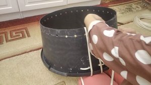 Плетеная корзина из искусственного ротанга под новогоднюю елку