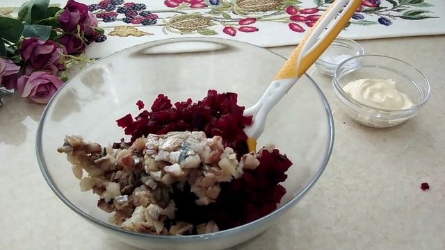 САЛАТ ИЗ СВЕКЛЫ С СЕЛЬДЬЮ. Ленивая шуба.???. смотреть онлайн