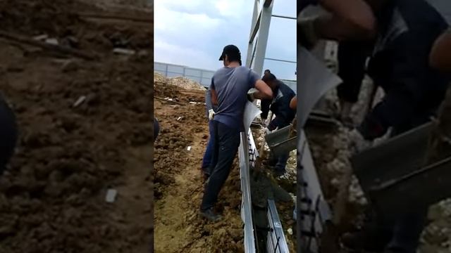 Заливка ленточного фундамента в несъёмную опалубку из миксера