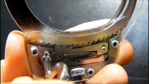 Как устроены наручники.mp4