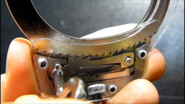 Наручники бр-с оксидированные. Ключи для наручников брс. Типы наручников. Как работают наручники. Наручники бр-1кф краб.