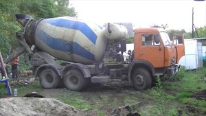 Бетономешалка на 8 сотках. Заливка фундамента под баню на даче.