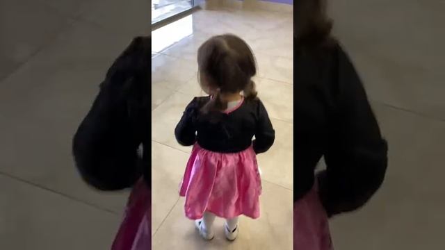 Лия танцует на новогоднем утреннике 25.12.2022