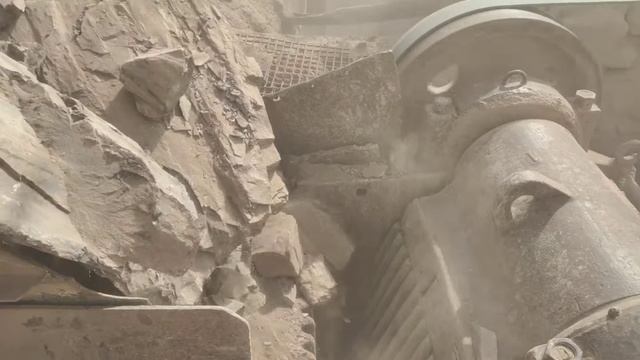 Строительство, завоз огоромных камней для щебёнки