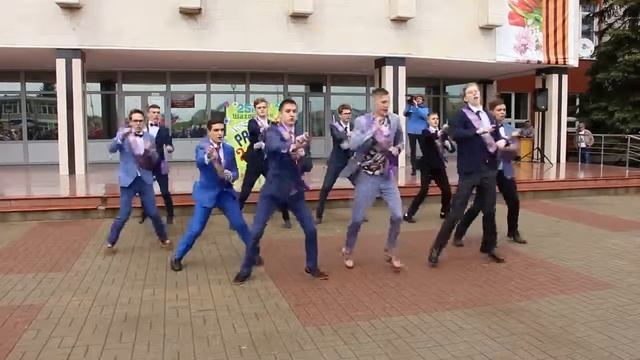 Флешмоб на площади . Мальчики крутые! 2017 смотреть онлайн