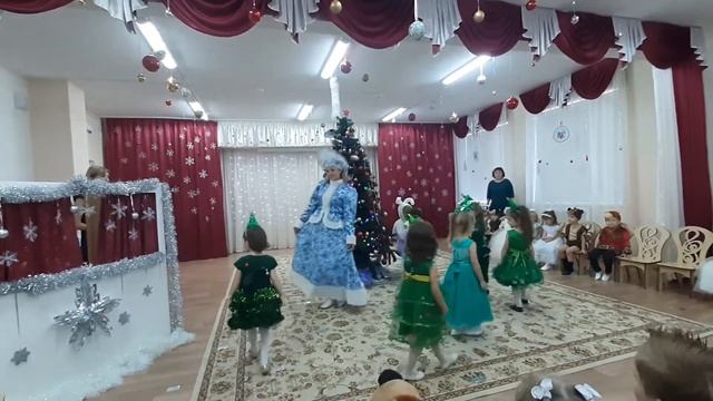 И не надо елочку, маленькую елочку, забирать к себе домой смотреть онлайн