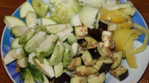 Тушеный картофель с брюссельской капустой, кабачком и баклажаном