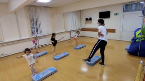 Простые упражнения на степ платформах для детей.