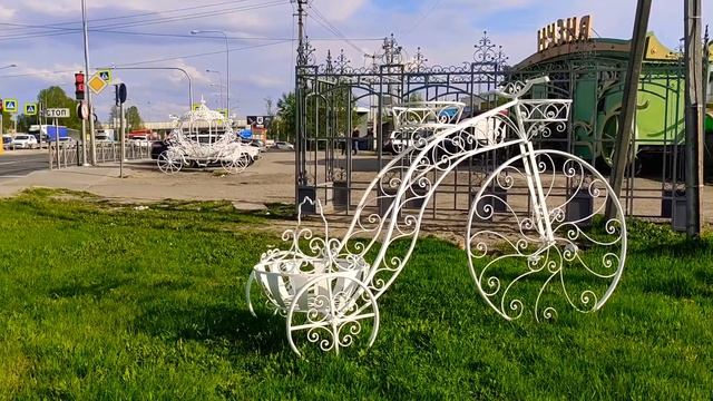 "Кузня", кованные изделия из чугуна в Уткиной Заводи на Октябрьской набережной в Санкт-Петербурге..