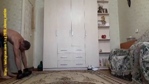 Упражнение с гантелями можно заменить гимнастический ролик