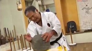 Morio Higaonna,вот так он набивает руки.This is how he stuffs his hands