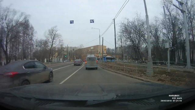 Такси госномер РХ 114 77 заезжает на встречку и с неё поворачивает на аллею Первой маёвки. смотреть онлайн