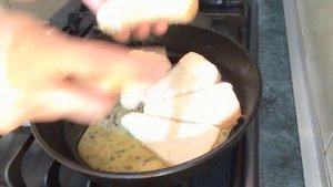 Вкуснейший пирог на сковороде из хлеба на вкус как пицца !  Быстрый и простой рецепт .