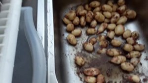 Как быстро почистить молодой картофель - солью...