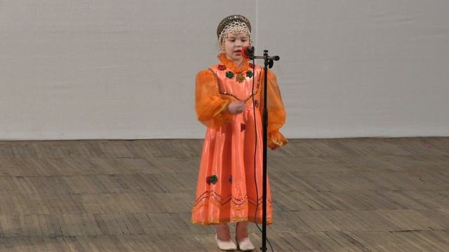 "Кукареку-петушок" Поет Даша Попова(5 лет) первое выступление на сцене. смотреть онлайн